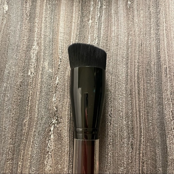Kevyn Aucoin Angled Foundation Brush - Picture 2 of 4